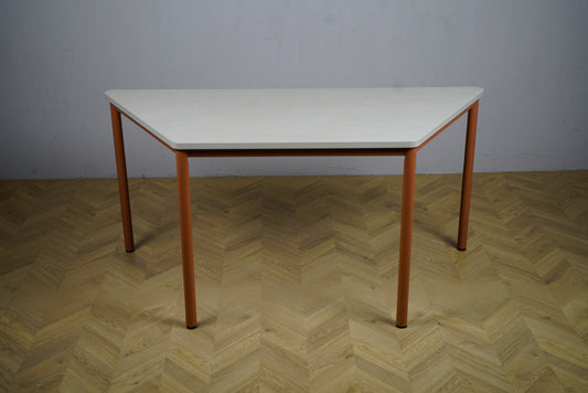 Kinnarps Origo bord i Marmoleum beige 195x110 cm set forfra – stilrent spisebord eller cafebord