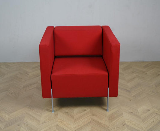 Kinnarps Pio lænestol i rød med sort Fame betræk set forfra