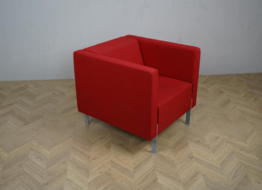 Kinnarps Pio lænestol i rød med sort Fame betræk set i skråt perspektiv