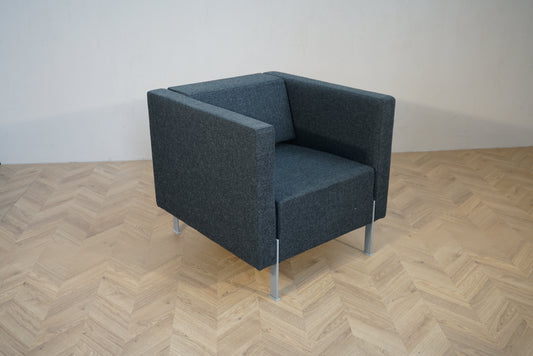 Kinnarps Pio loungestol i mørkegrå stof set fra skrå vinkel – designet af Dan Ihreborn