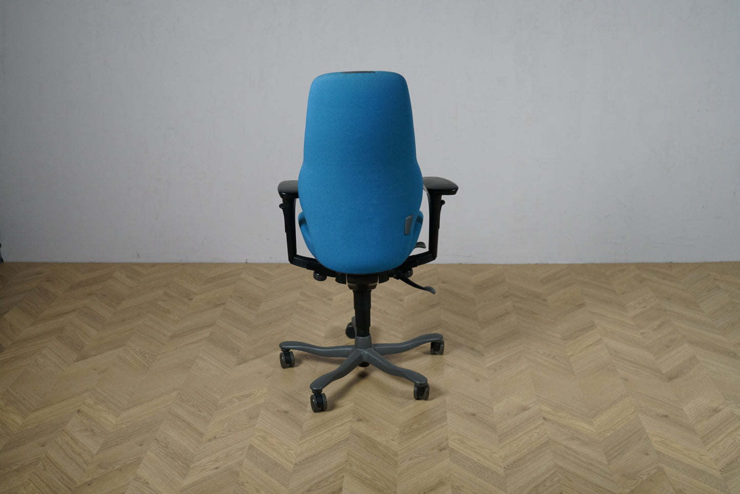 Kinnarps Plus turkis kontorstol set bagfra med høj ryg og 5-vinget fodkryds