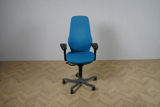 Kinnarps Plus turkis kontorstol set forfra med armlæn og ergonomisk design