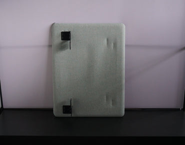 Kinnarps bordskærm 80x65 cm monteret på siden af skrivebord set bagfra