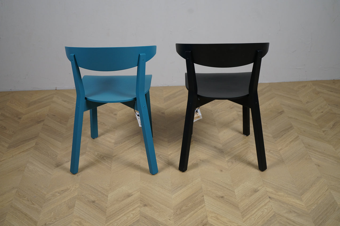 Sæt med 2 Kinnarps spise- og caféstole – elegante stole i sort og turkis set bagfra