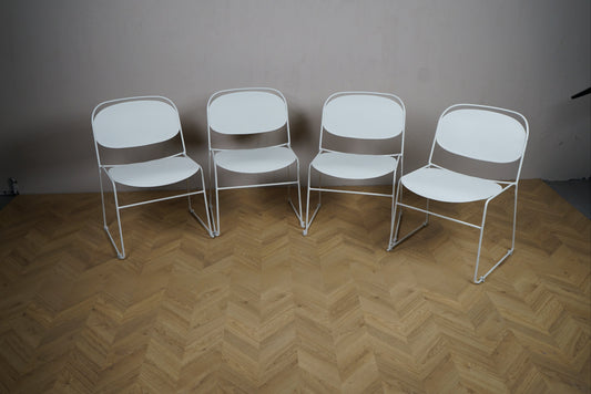Kinnarps sæt med 4 hvide stabelbare stole – moderne spise-, café- og loungestole set forfra