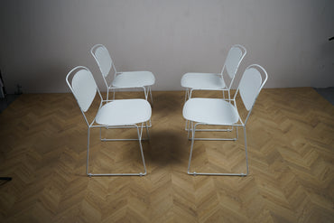 Kinnarps stabelbare stole – sæt af 4 hvide spise- og caféstole i minimalistisk design set fra siden