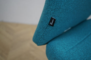 Detalje af Kinnarps turkis kontorstol – tekstil og kvalitetspolstring