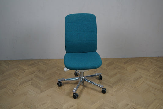 Kinnarps turkis kontorstol set forfra – ergonomisk kontorstol med polstret sæde og ryg