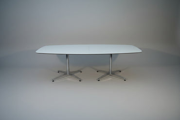 Konferencebord 240 cm i hvid laminat med sort affaset kant og krom stel – set forfra