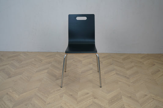 Sort stabelbar konferencestol med krom stel set forfra