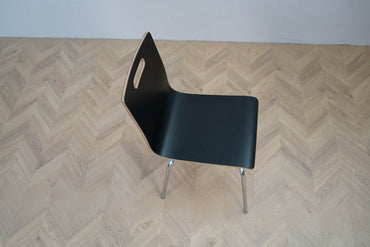 Sort konferencestol i formpresset birkekrydsfiner set ovenfra