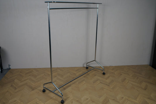 Krom tøjstativ med hattehylde på hjul – robust garderobestativ 172x150x55 cm, set forfra