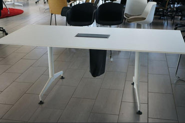Frontvisning af Kusch & Co. konferencebord med hvid bordplade og kabelopsamling, 200x90 cm – ideelt til mødelokaler.