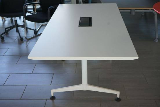 Sideprofil af Kusch & Co. konferencebord i hvid med stikkontakter og kabelstyring, 200x90 cm – elegant og praktisk design.