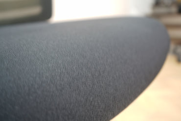 Detalje af sort polstret sæde og åndbart grå mesh ryglæn på Kusch & Co kontorstol