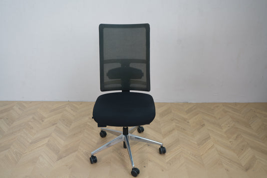 Kusch & Co kontorstol med sort polstret sæde og grå mesh ryglæn – frontvisning