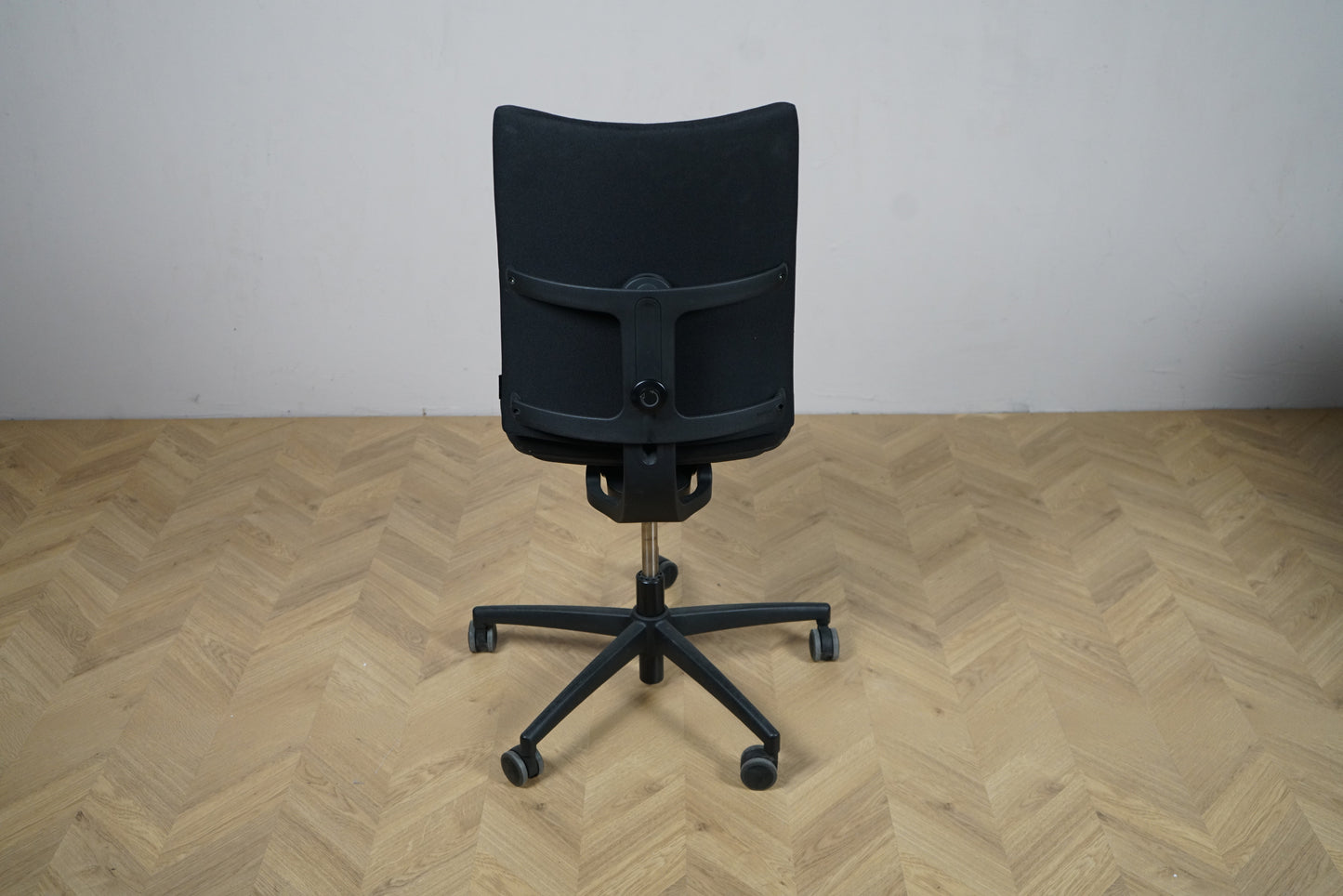 Kusch & Co kontorstol i sort Xtreme set bagfra – moderne kontorstol med fleksibel ryg og robust stel
