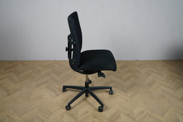 Kusch & Co kontorstol i sort Xtreme set fra siden – justerbar ergonomisk kontorstol med sort fodkryds og gummibanehjul