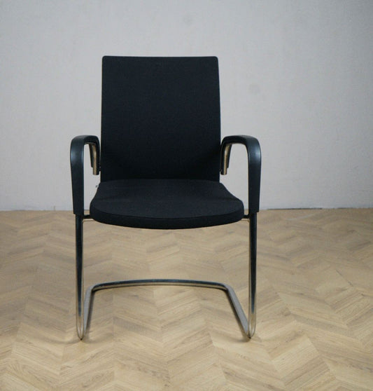 Kusch & Co stol i sort med elegant og tidløst design – ideel til kontor og konference.