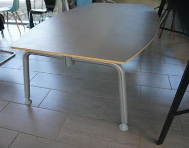 Kusch & Co tøndeformet mødebord med grå læderlignende bordplade – set forfra, 200x120 cm