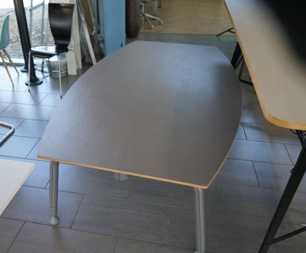 Kusch & Co tøndeformet mødebord i grå med læderlignende overflade – set ovenfra, 200x120 cm