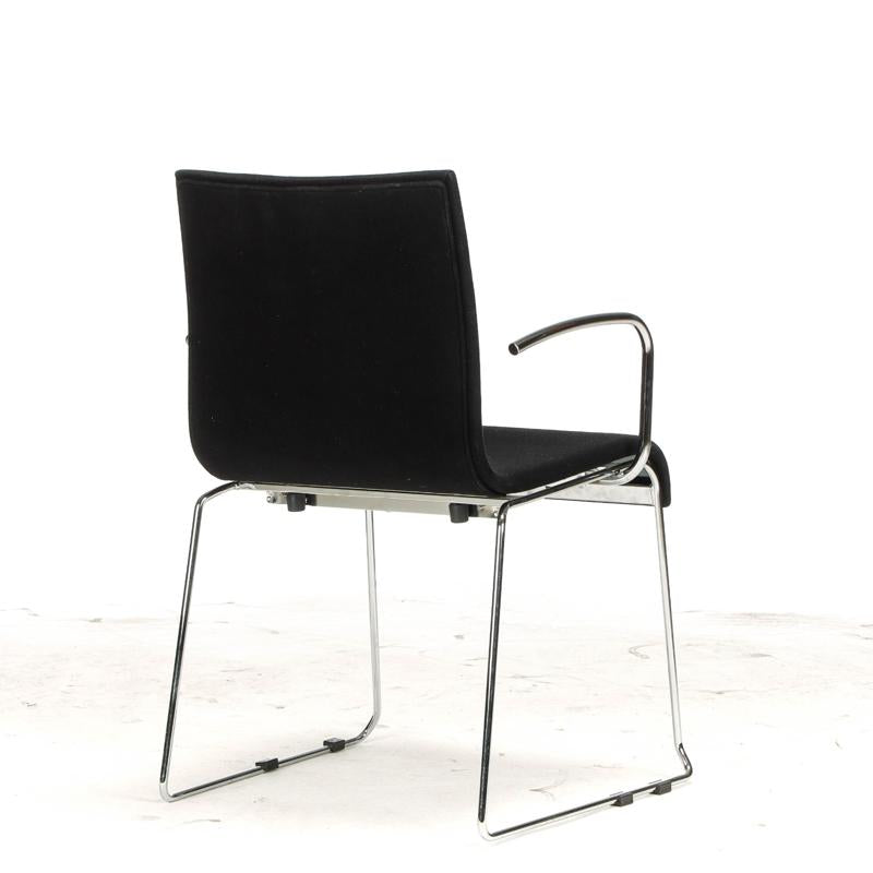 Bagfra visning af Kusch&Co konferencestol med låsemekanisme, sort tekstil og blankforkromet stel.