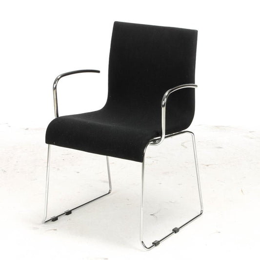 Frontbillede af Kusch&Co konferencestol i sort tekstil med krom stel og armlæn.