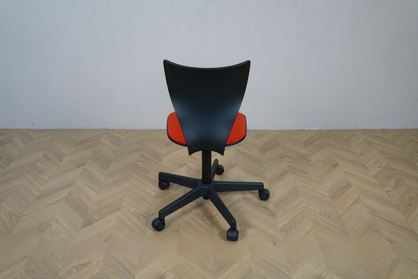 Labofa Cobra kontorstol i sort set bagfra med orange sæde.