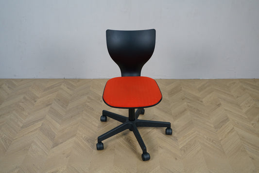 Labofa Cobra kontorstol i sort med orange sæde set forfra.