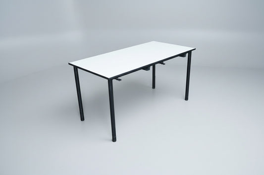 Labofa kantinebord 140x70 cm med hvid bordplade og sort stel – frontvisning