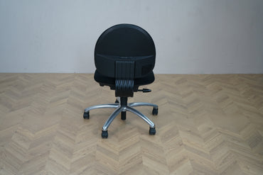 Bagfra visning af Labofa Munch kontorstol i sort, dansk produceret med fokus på komfort og holdbarhed.