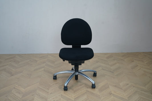 Frontvisning af Labofa Munch kontorstol i sort med ergonomisk design og solid konstruktion.