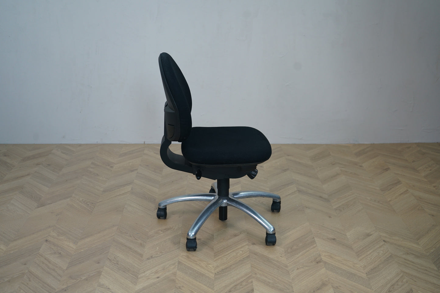 Sidebillede af Labofa Munch kontorstol i sort med ergonomisk rygstøtte og tidløst design.