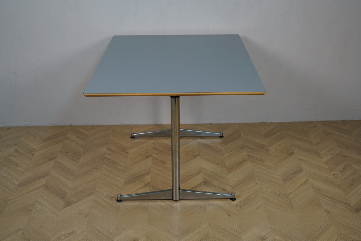 Moderne bord 120x90 cm med lyseblå plade og trækant, set fra siden