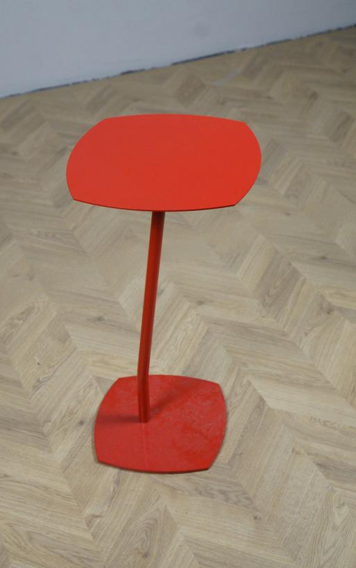 Lammhults sidebord i flodrød farve, set forfra. Moderne sofabord i pulverlakeret metal med minimalistisk design. Velegnet til både hjem og erhverv.