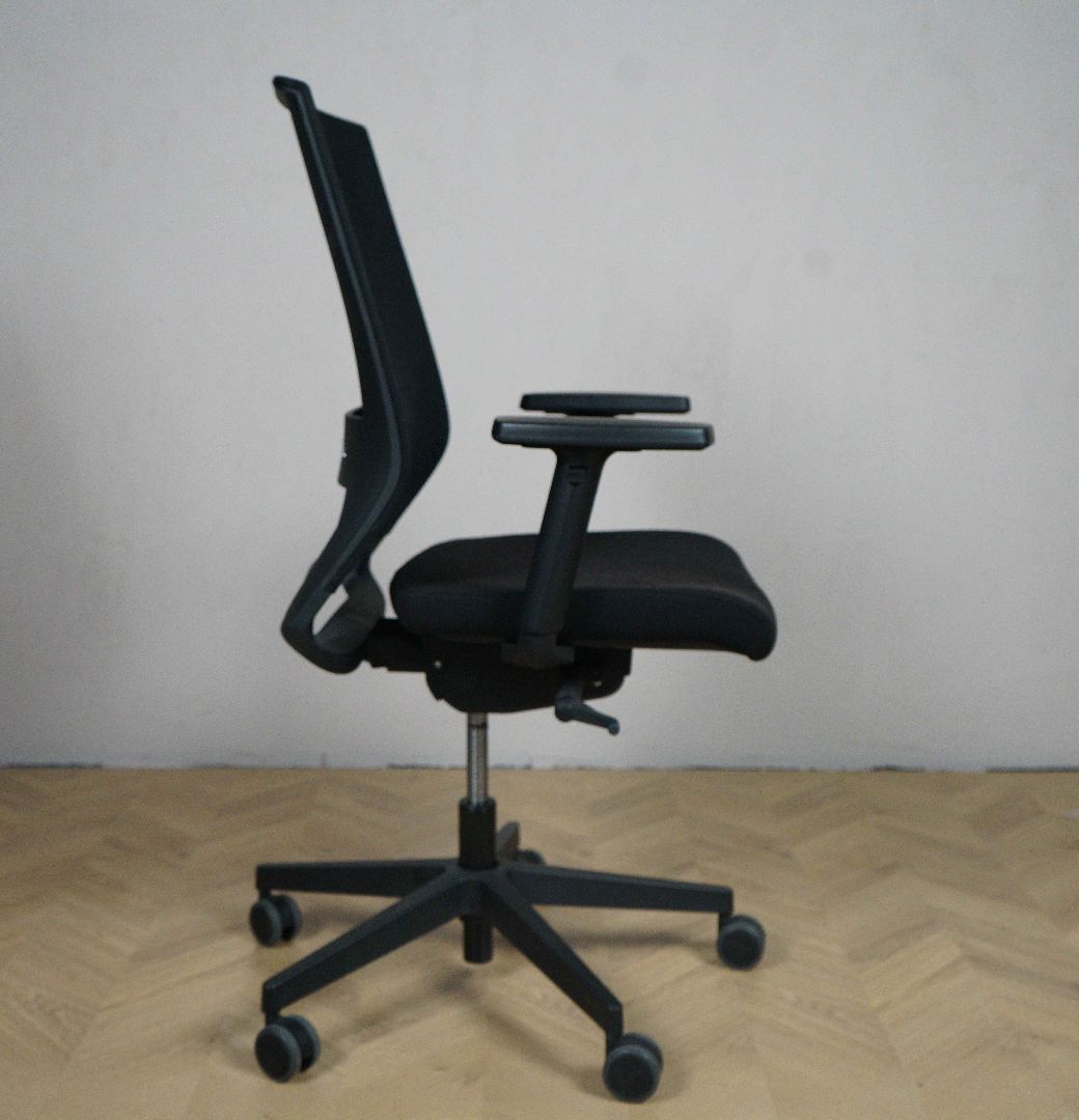 Lanab Logica kontorstol i sort set fra siden med synkronfunktion og ergonomisk støtte.