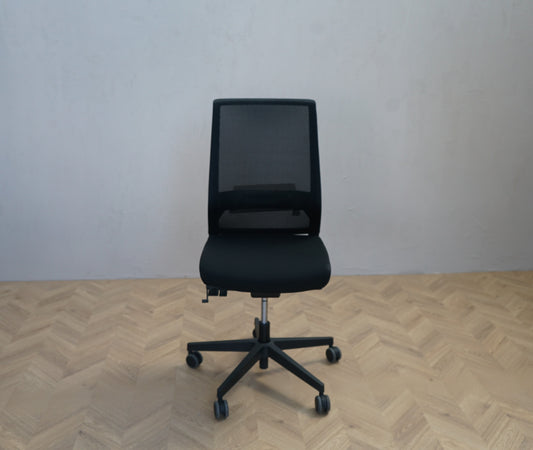 Lanab Logica kontorstol i sort uden armlæn set forfra med ergonomisk synkronfunktion