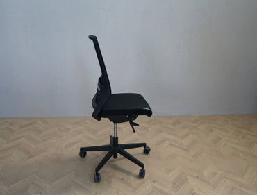 Sidevisning af Lanab Logica kontorstol i sort uden armlæn med ergonomisk støtte