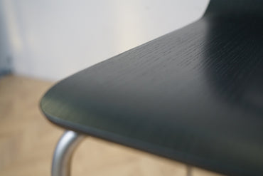 Detalje af Lapalma barstol i sort med træsæde og krom ben – høj kvalitet og stilrent design