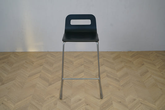 Lapalma barstol sort 75 cm med krom stel set forfra – moderne højstol til køkken og bar