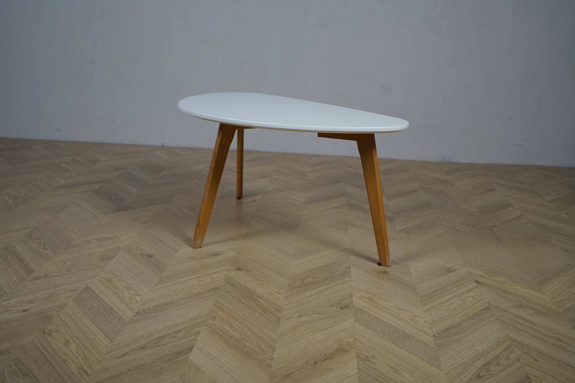 Lille kaffebord 84x48 cm med hvid bordplade og træben set fra oven