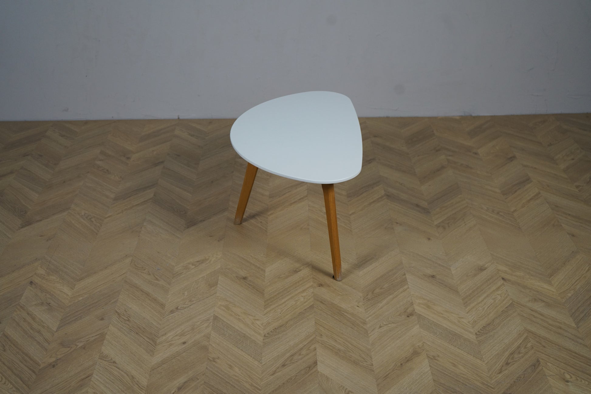 Lille hvidt sofabord 84x48 cm med træben set fra siden