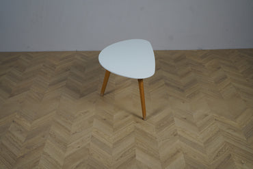 Lille hvidt sofabord 84x48 cm med træben set fra siden