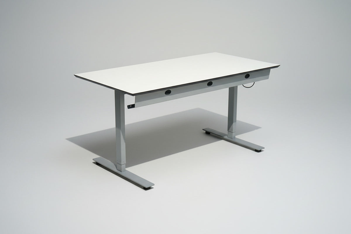 LINAK hæve-sænkebord 160x80 cm set bagfra med hvid laminatbordplade, gråt hæve-/sænkestel og sort kant.