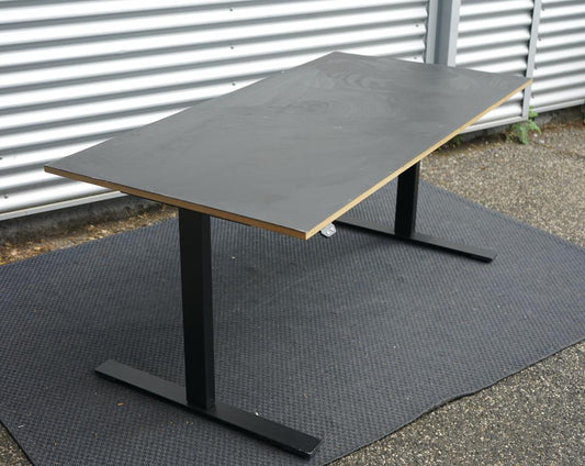 Skråt billede af Linak hæve-sænkebord 160x80 med sort linoleum bordplade og birkefinerkanter, elektrisk justerbart skrivebord.