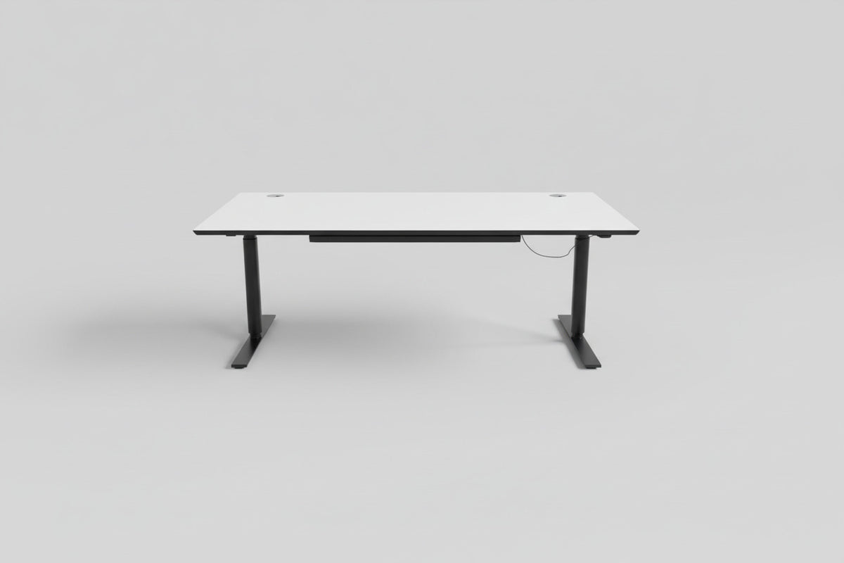 LINAK hæve-sænkebord 180x90 cm i hvid laminat med sort kant, kabelgennemføringer og skuffe set forfra