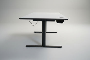 LINAK hæve-sænkebord set fra siden med sort stel, kabelbakke og integreret skuffe