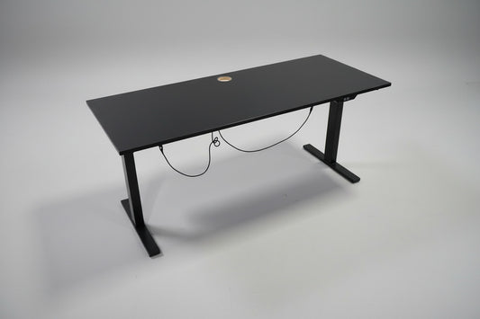 LINAK hæve-sænkebord 160x65 cm i sort laminat med sort stel set forfra