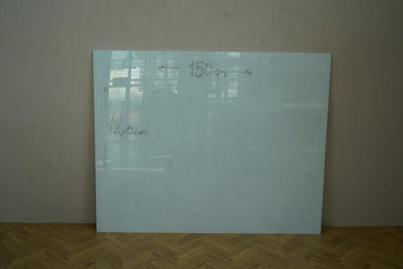 Lintex Chat Board glastavle 150x100 cm i sølv set bagfra – robust ophængsløsning og holdbar konstruktion