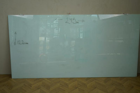 Lintex Chat Board magnetisk glastavle 245x122 cm set forfra – elegant whiteboard til mødelokale